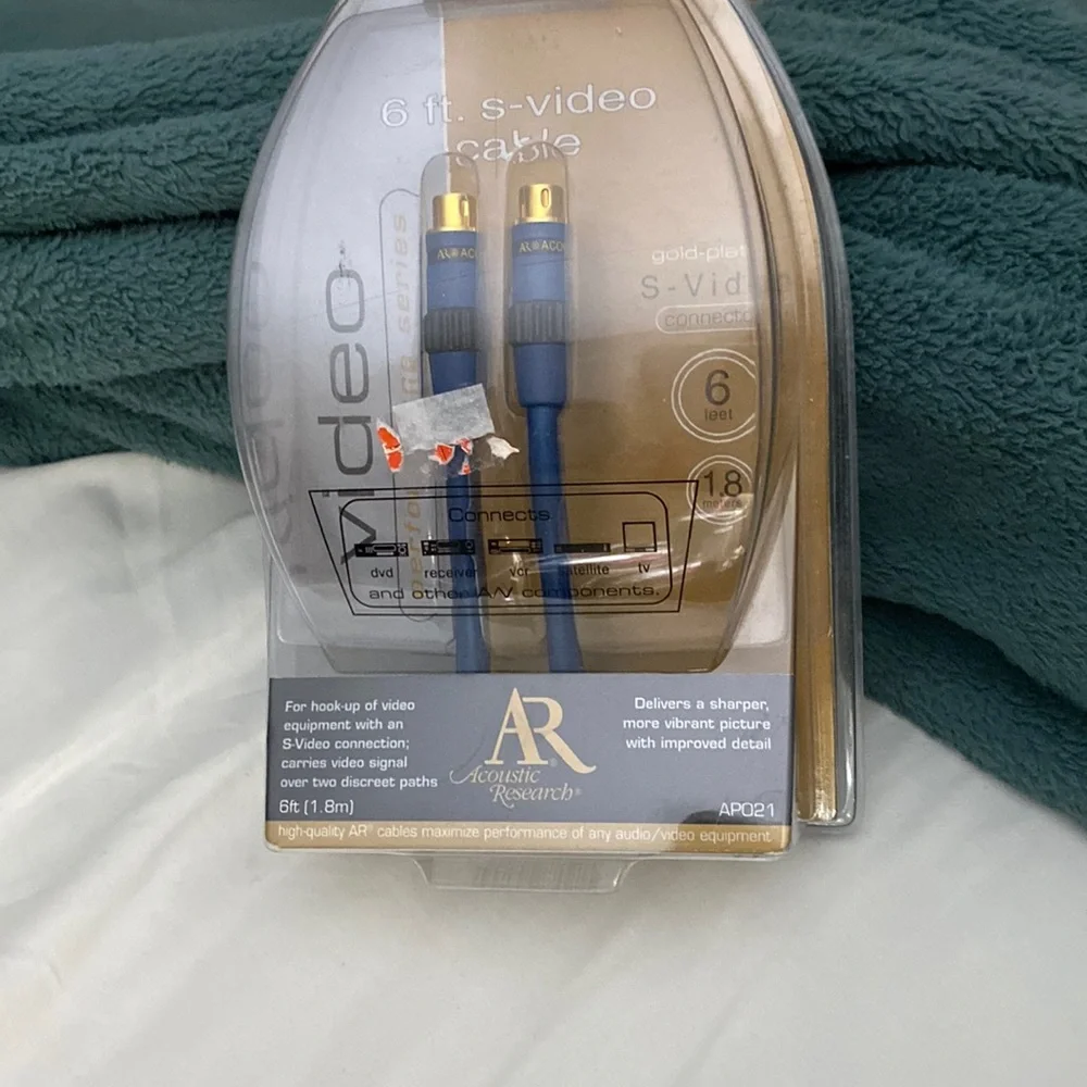 6 foot S- video cable for hook up of video equipment with an s- Video connection